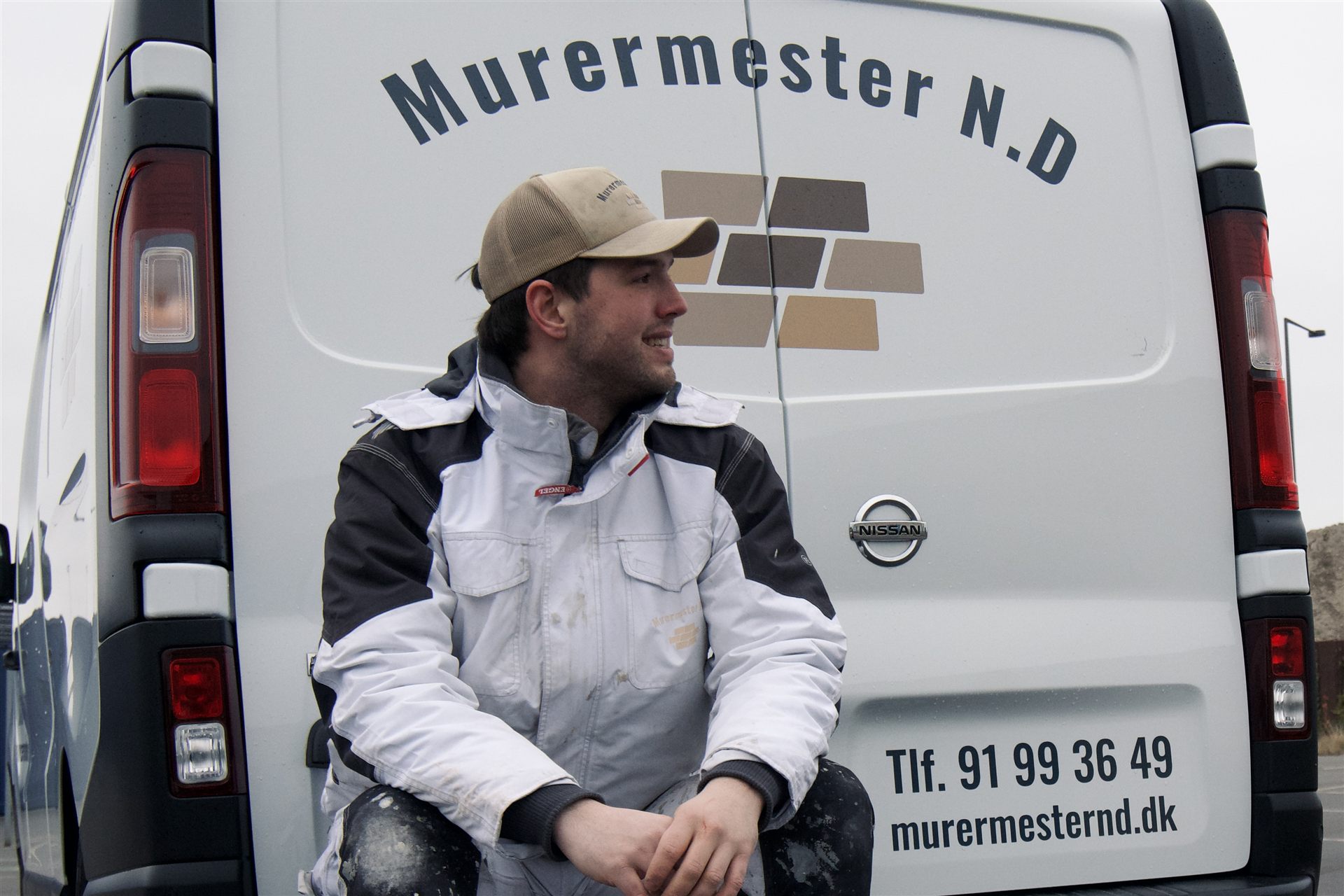 Noah fra Murermester N.D på firmabilen – klar til at hjælpe