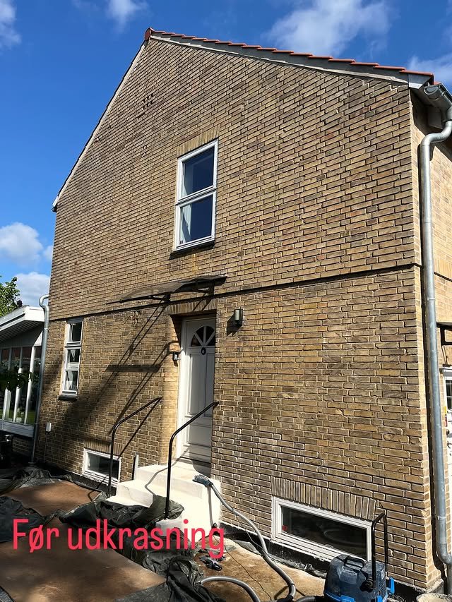 Ældre facade der renoveres med netpudsning