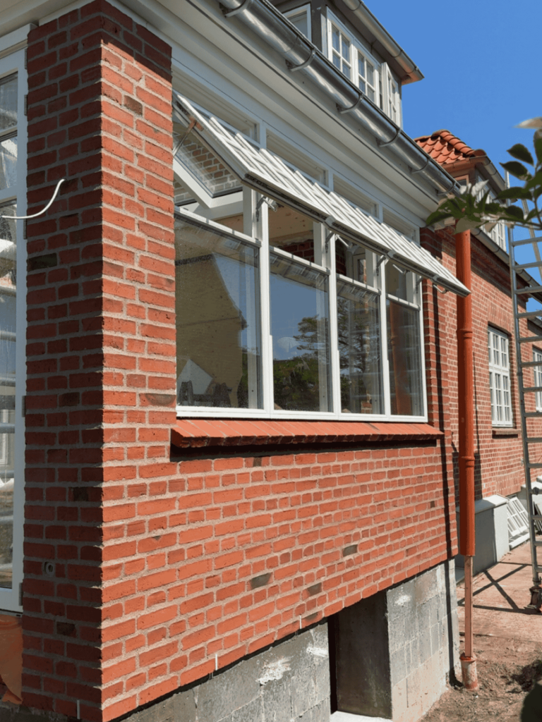 Facade med skader efter for lang tids manglende vedligehold